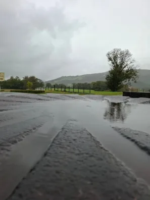 Uhart Mixe kamenný stůl