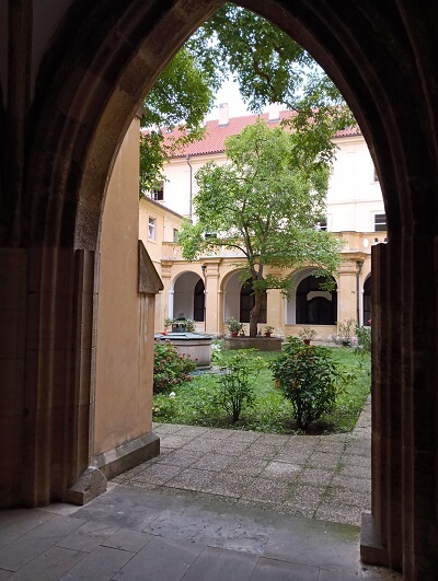 Klášter u&nbsp;Sv Jakuba Staršího Praha rajský dvůr