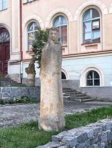 Krásné sochy na náměstí v Nepomuku