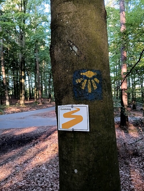 Ostbayerischer Jakobsweg značka jacobweg na stromě