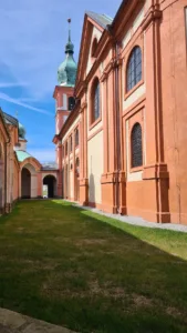 Chlum Sv Máří ambity vstup do kostela