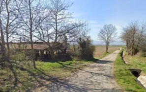Assien spát se dá i ve staré kůlně na umrčí káře, když přijde bouřka