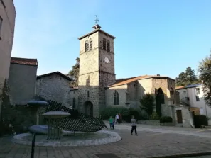 Náměstí s kostelem a fontánou Saint Julien Molin Molette