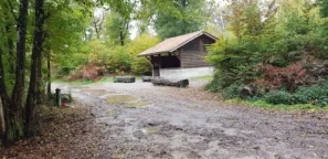 Přístřešek pro turisty Moissieu-sur-Dolon vlevo pumpa s čistou vodou.