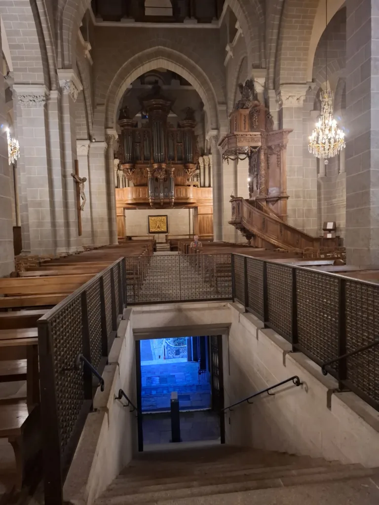 katedrála La Puy en Velay schodiště se otevírá