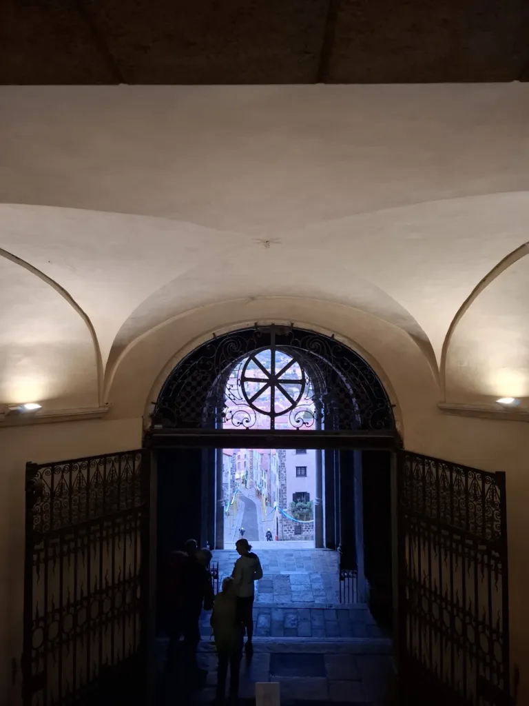 katedrála La Puy en Velay schodiště průhled do města