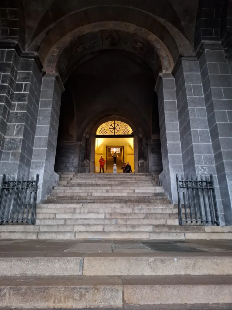 katedrála La Puy en Velay poslední pohled na zářící kříž