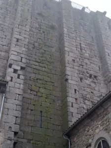 Věž Saugues detail