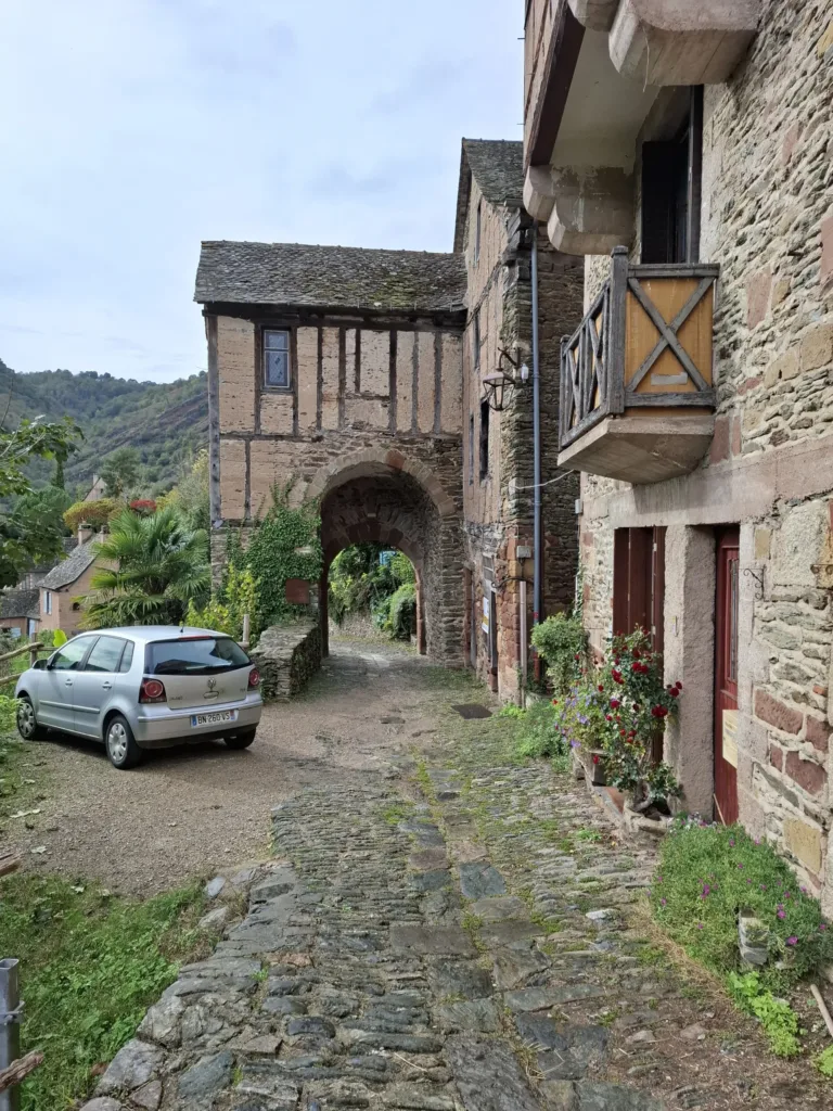 Conques brána ven