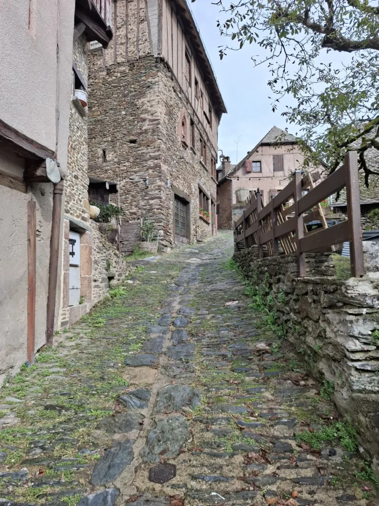 Conques ulička dolů