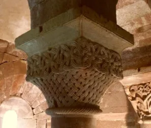 Detal sloupu Église Saint-Pierre de Bessuéjouls