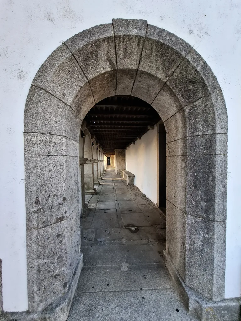 Caminha arkády u kostela