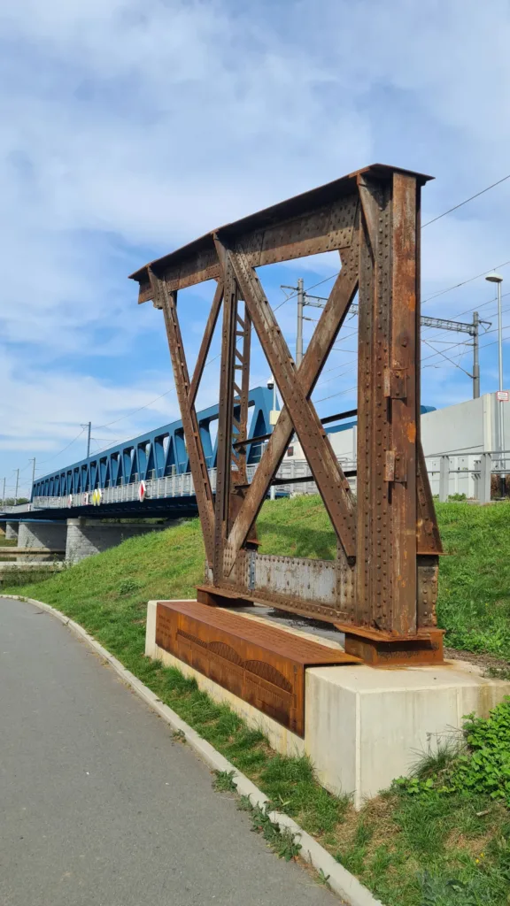 Čelákovice cyklostezka železniční most