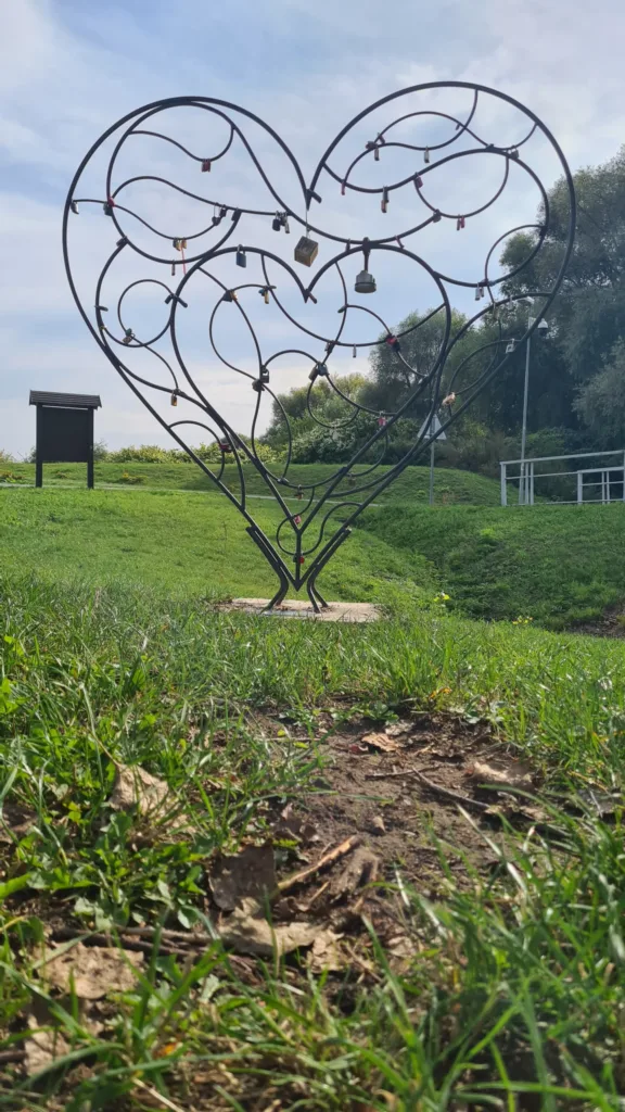 Čelákovice cyklostezka srdce pod lávkou