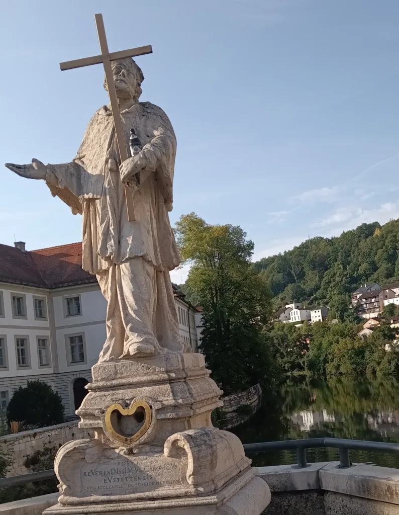 Eichstättem Svatý na mostě s lahví