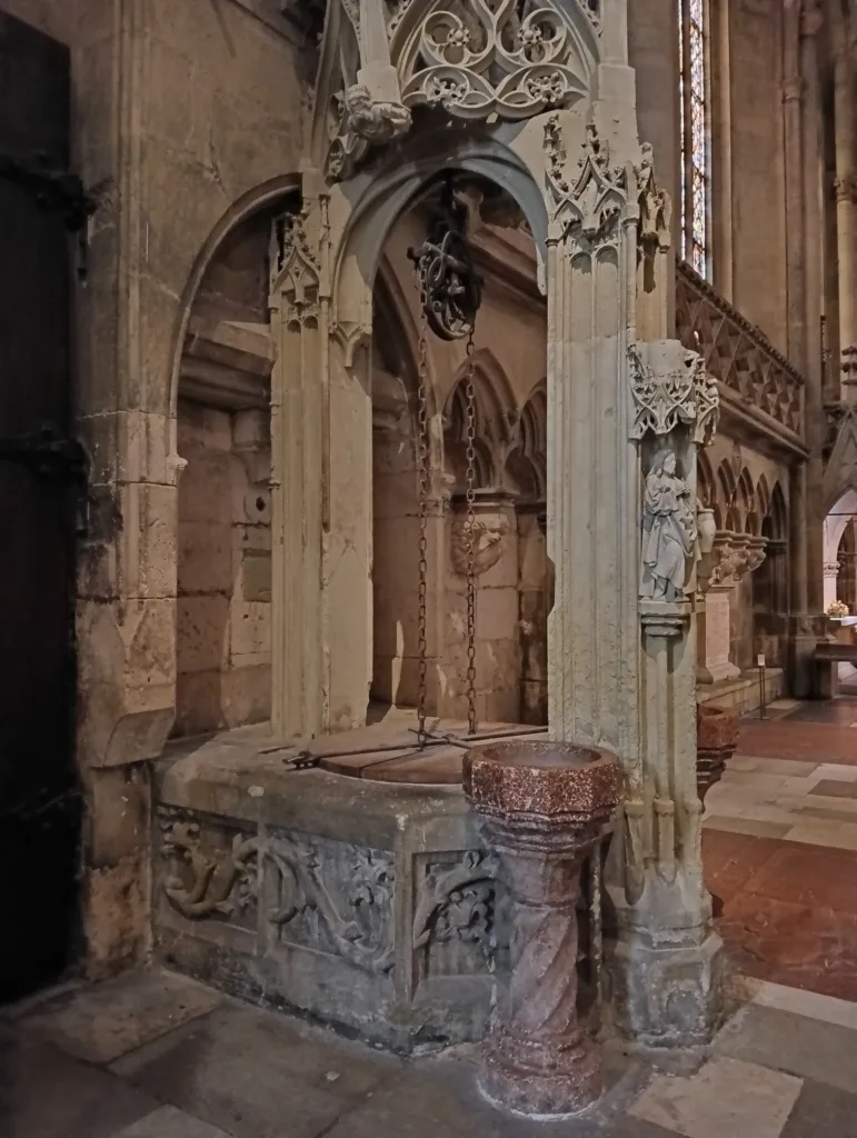 Regensburg chrám Sv. Petra křtitelnice