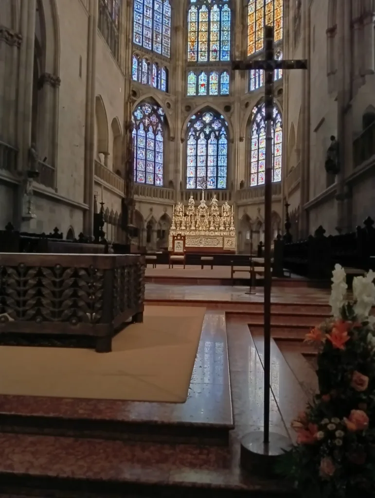 Regensburg chrám Sv. Petra oltář