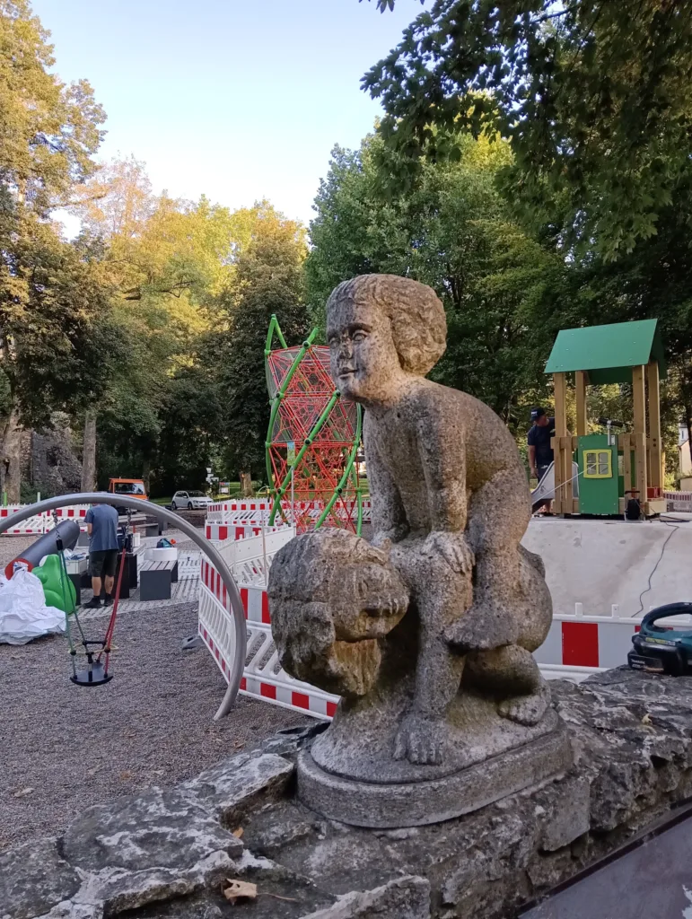 Donnauwört dětské hřiště chlapeček na holčičce