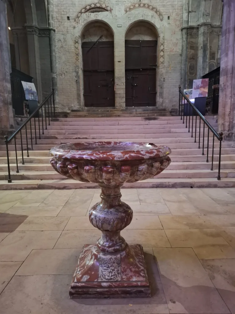 Cahors katedrála nádobka na svěcenou vodu
