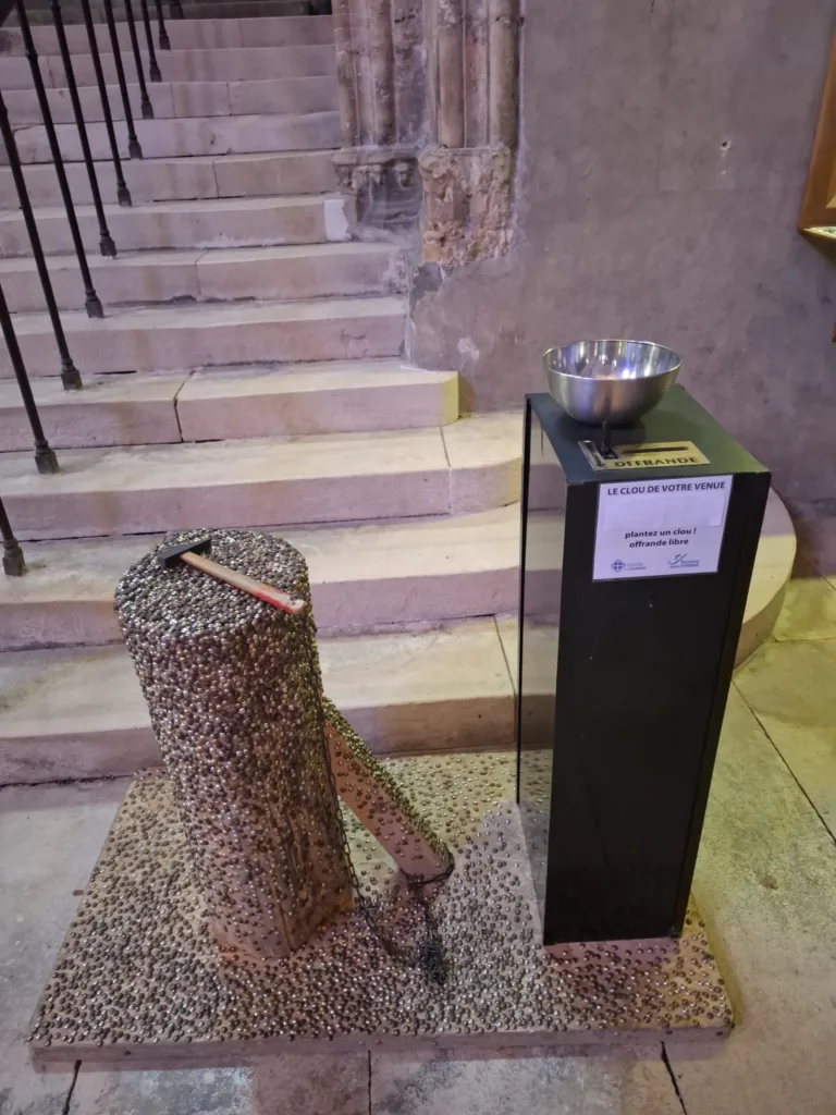 Cahors katedrála hřebíček za 2 EUR pro kostelíček