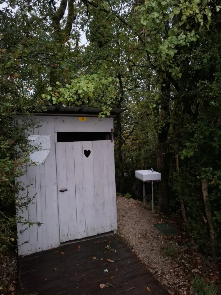 Saint-Jean-le-Froid toaleta u kostela