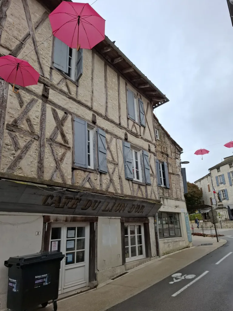 Montcuq růžové deštníky