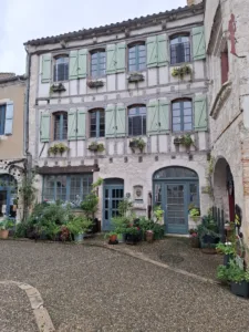 Lauzerte zákoutí s fialovýma nohama