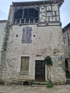 Lauzerte hrázděný dům s balkónem