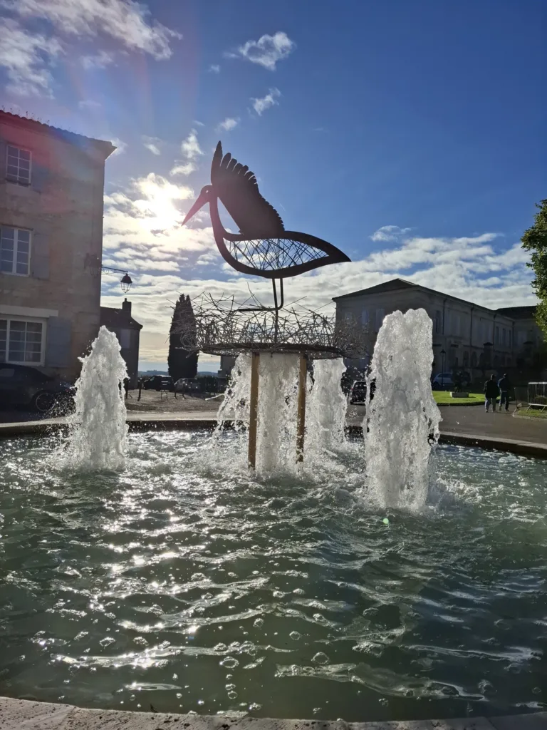 Čápi před Village des Brocanteurs