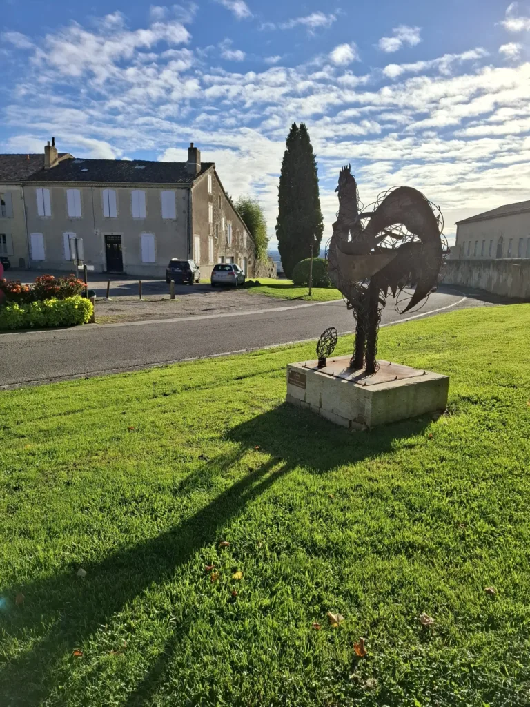Kohout před Village des Brocanteurs
