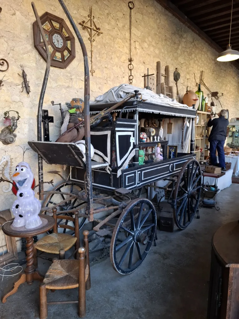 POhřebák Village des Brocanteurs