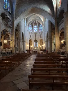 Lectoure Cathedral pohled směr oltář