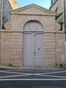 Lecture palma ve dvoře