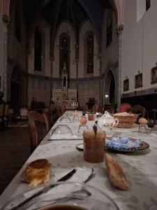 Gîte La Chapelle des Ursulines snídaně