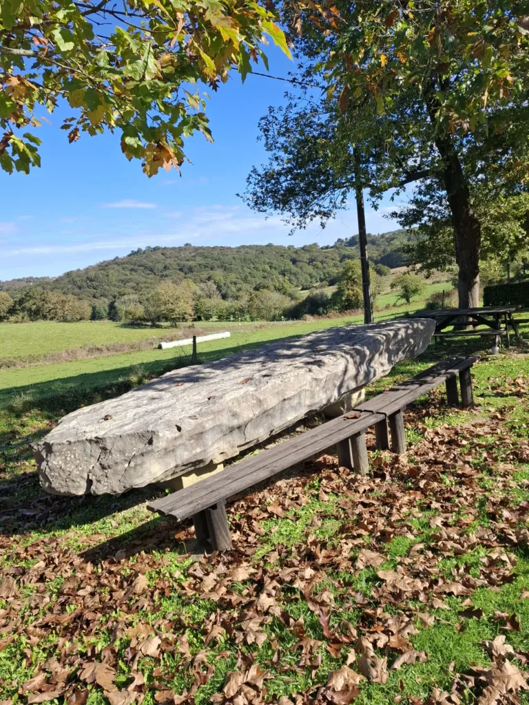 Stolek na odpočívce před Arthez-de-Béarn