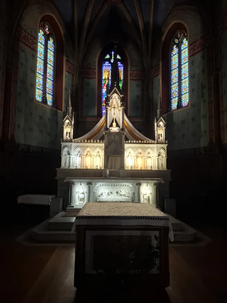 Kostel Saint-Germain-d'Auxerre de Navarrenx hlavní oltář