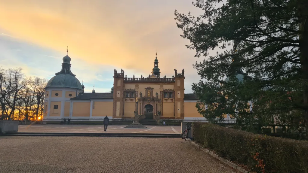 Svatá hora Příbram náměstí před areálem