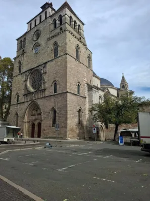 Cahors katedrála končící trh