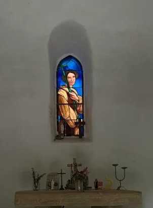 Saint-Jean-le-Froid okno nad oltářem