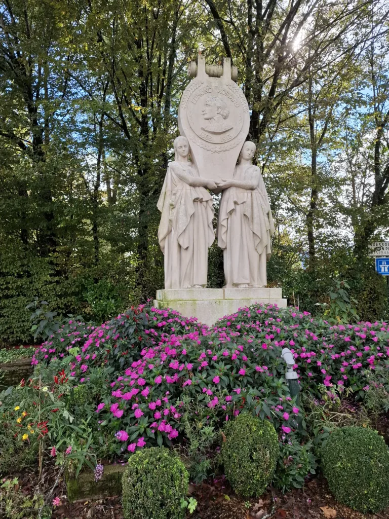 Cambo-les-Bains pomník Edmonda Rostanda na kruháči