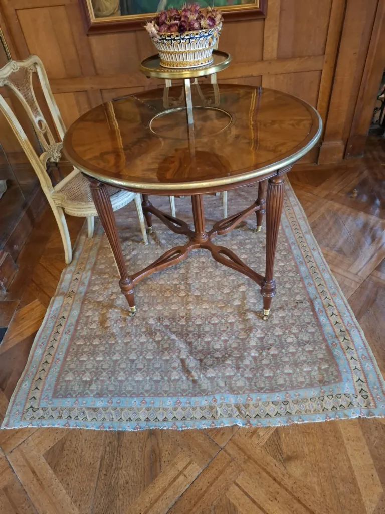 Vila Arnaga konferenční stolek s výsuvným středem