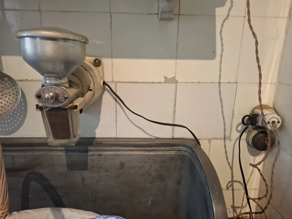 Vila Arnaga kuchyně mlýnek na kávu