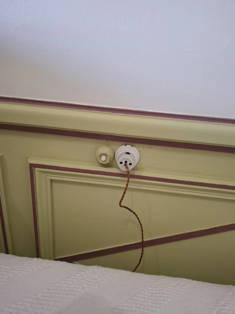 Vila Arnaga kuchyně zásuvka ložnice