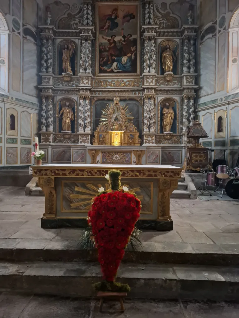 Eglise Saint-Étienne d'Espelette srdce oltář