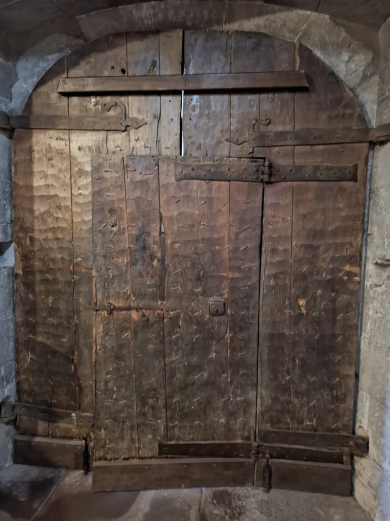 Eglise Saint-Étienne d'Espelette dveře zevnitř