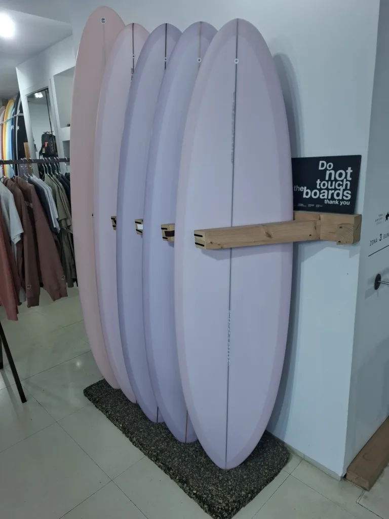 Zarautz surfy připraveny na barvu