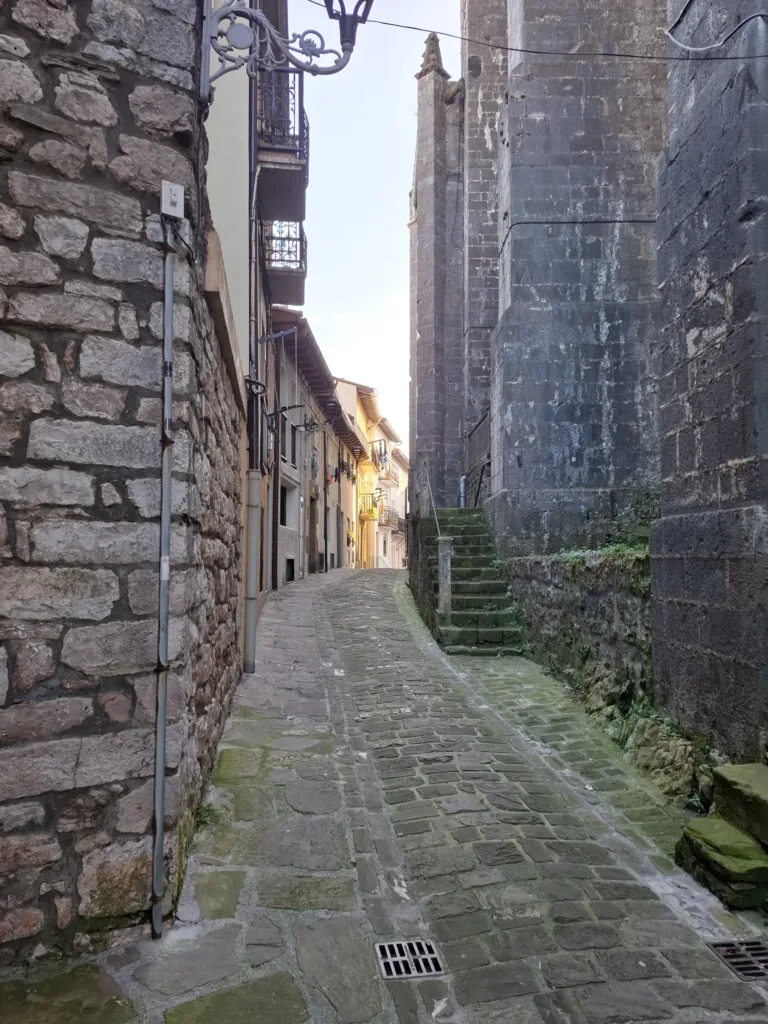 Ulička u kostela San pedro Zumaia
