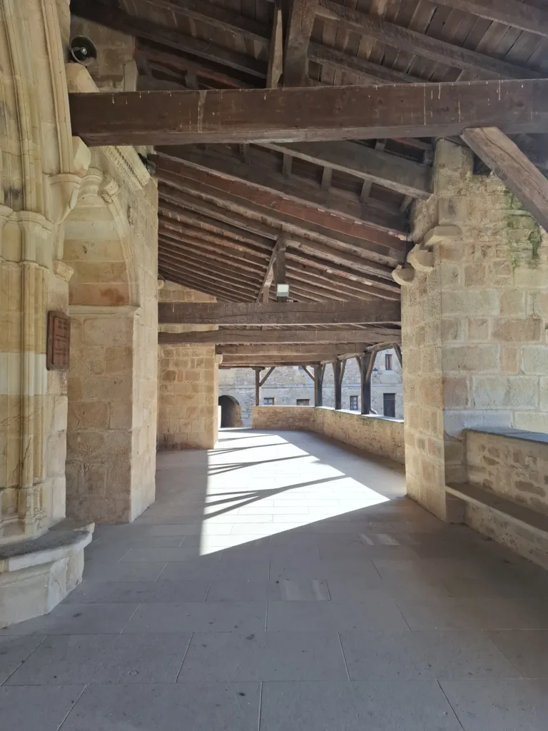 Eliza Zenarruzako Santa Maria Colegiata veranda před kostelem