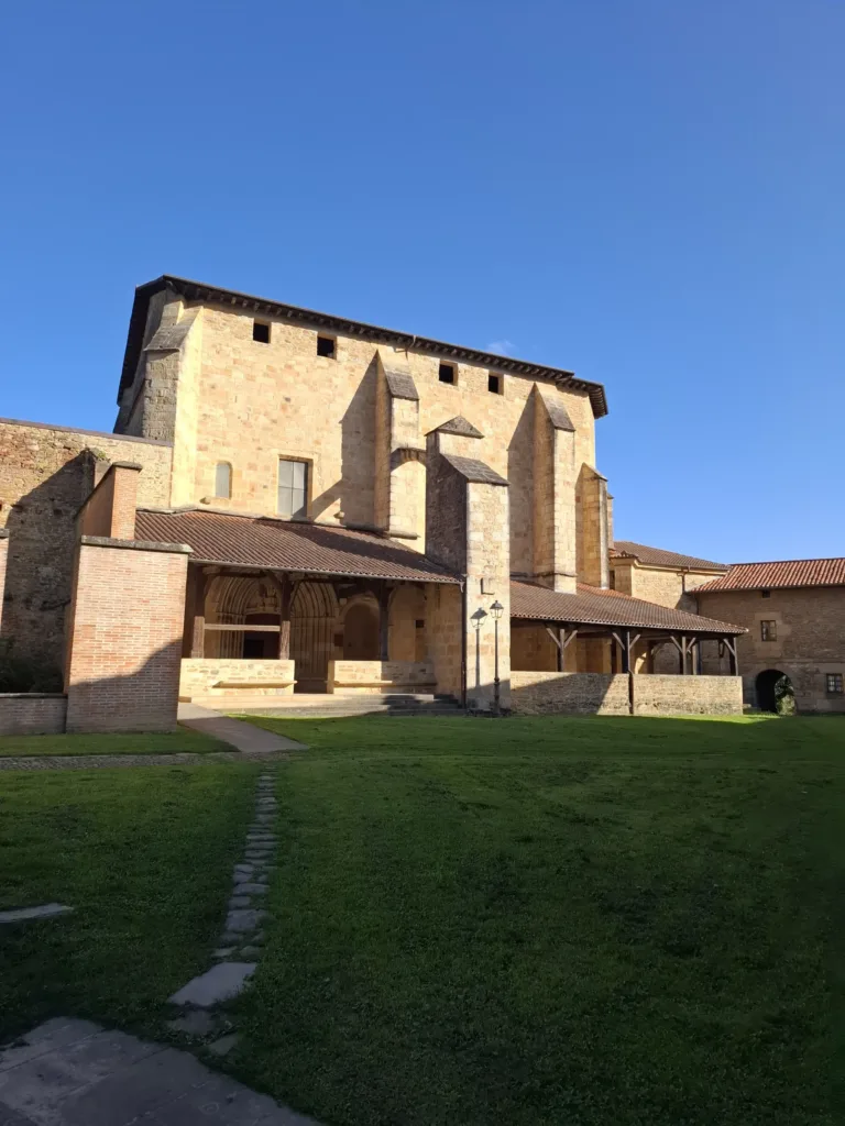 Eliza Zenarruzako Santa Maria Colegiata pohled přes nádvoří kláštera