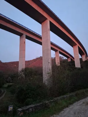 Asturie La Franca východ slunce pod dálnicí